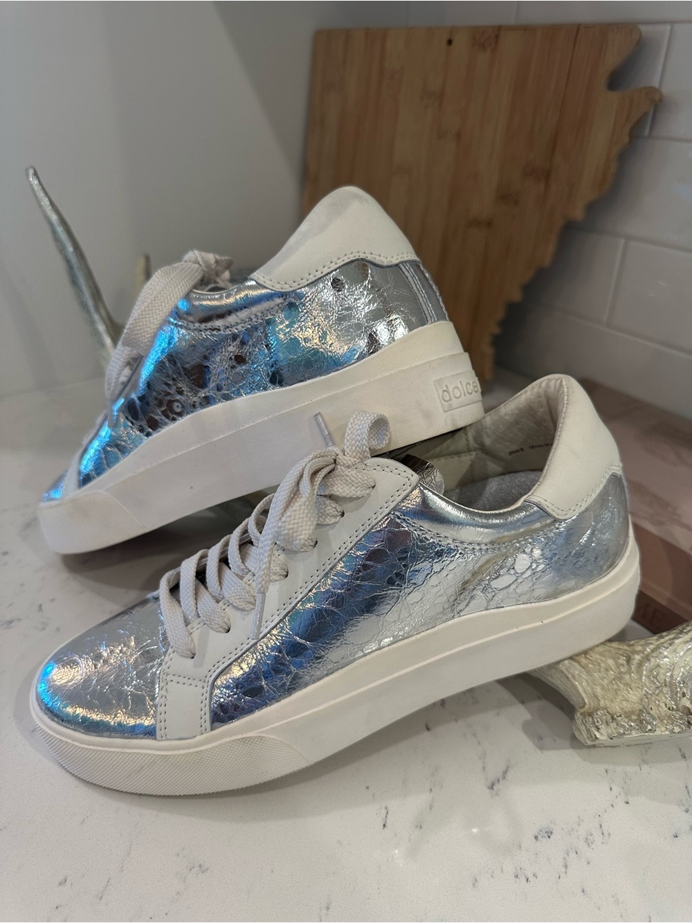 Dolce Vita Zayn 360 platform Sneaker Silver
Distressed Leather size 9